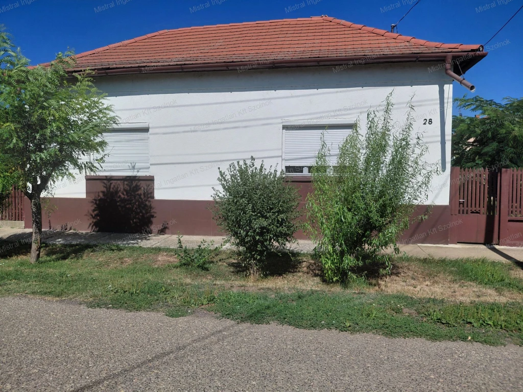 ÁRCSÖKKENTÉS!! Barátságos családi ház kis telekkel eladó.
