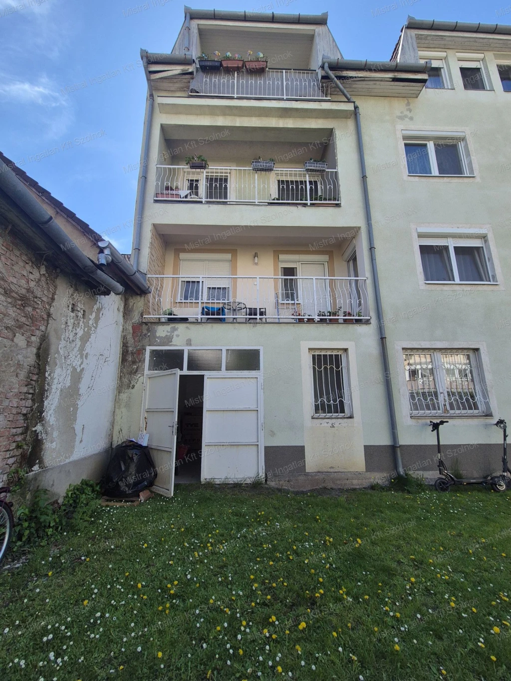 Belvárosi garázs eladó!