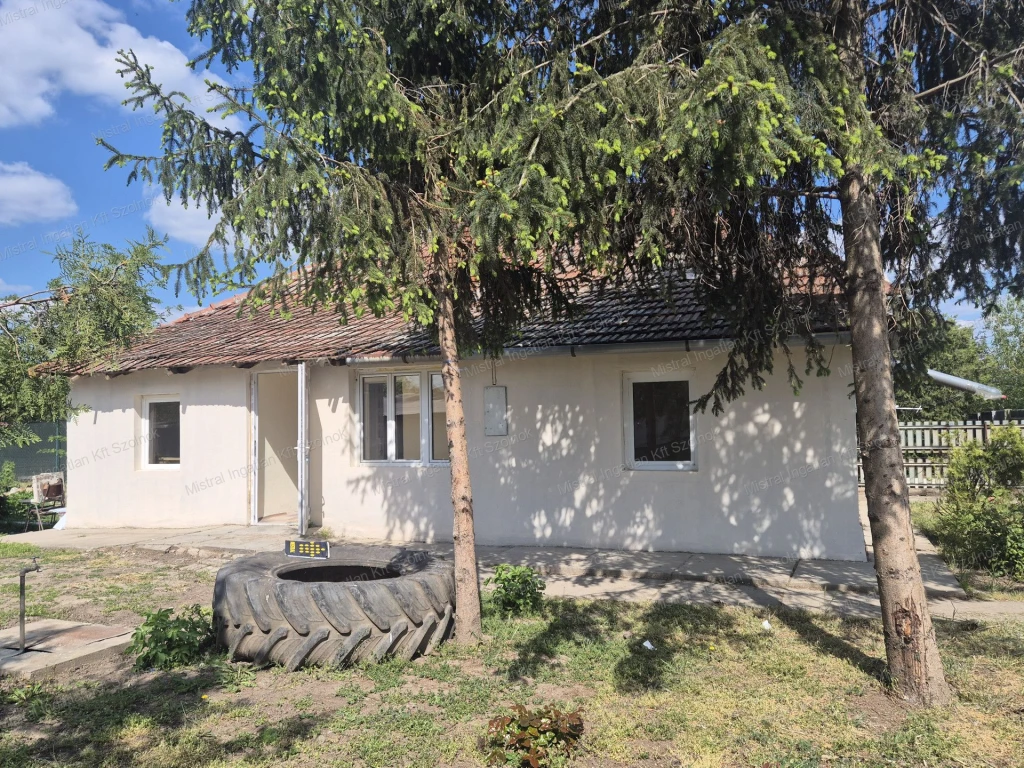 Törökszentmiklóson 55 nm-es családi ház eladó!