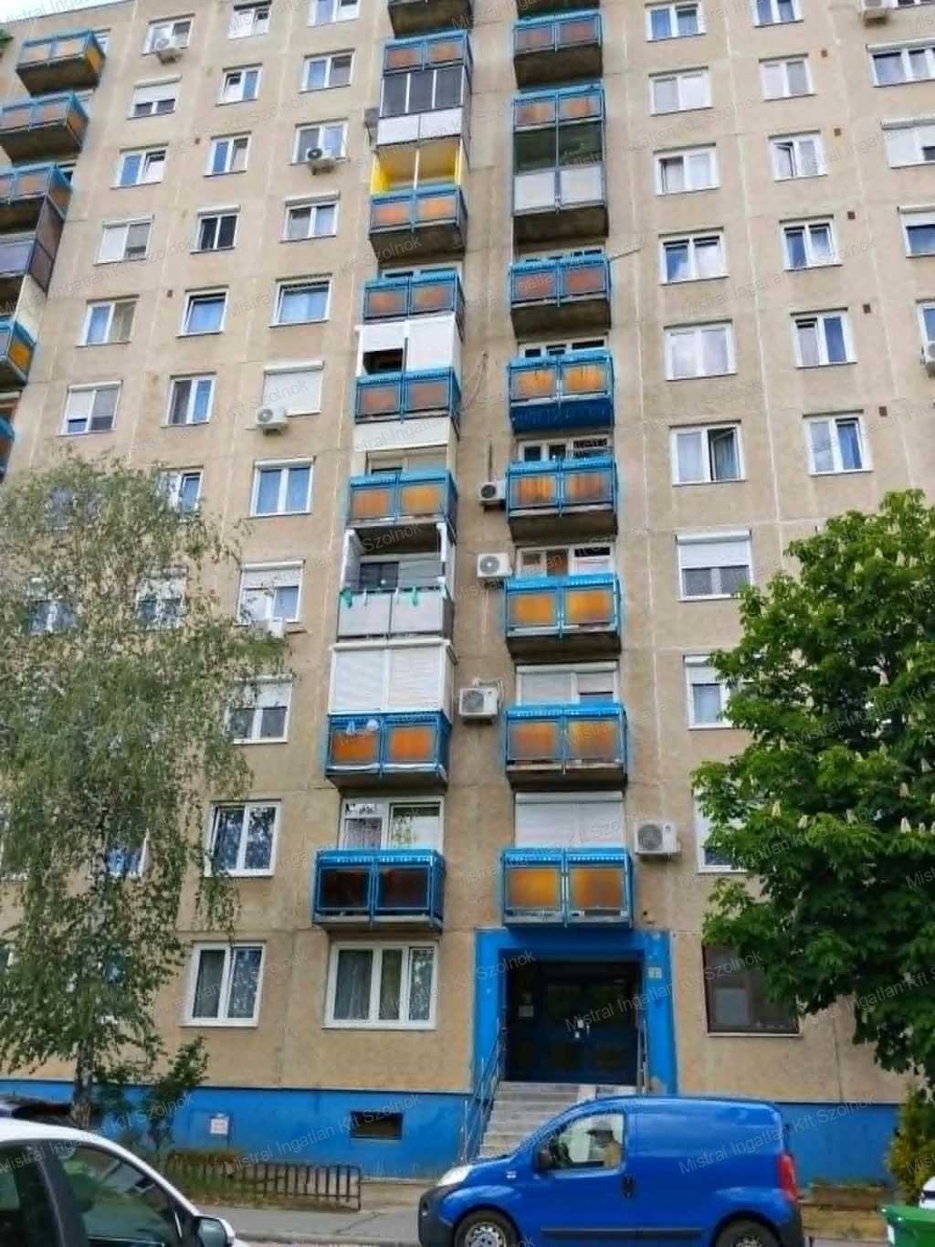 Eladó Szolnokon a Széchenyi lakótelepen egy  másfél szobás lakás