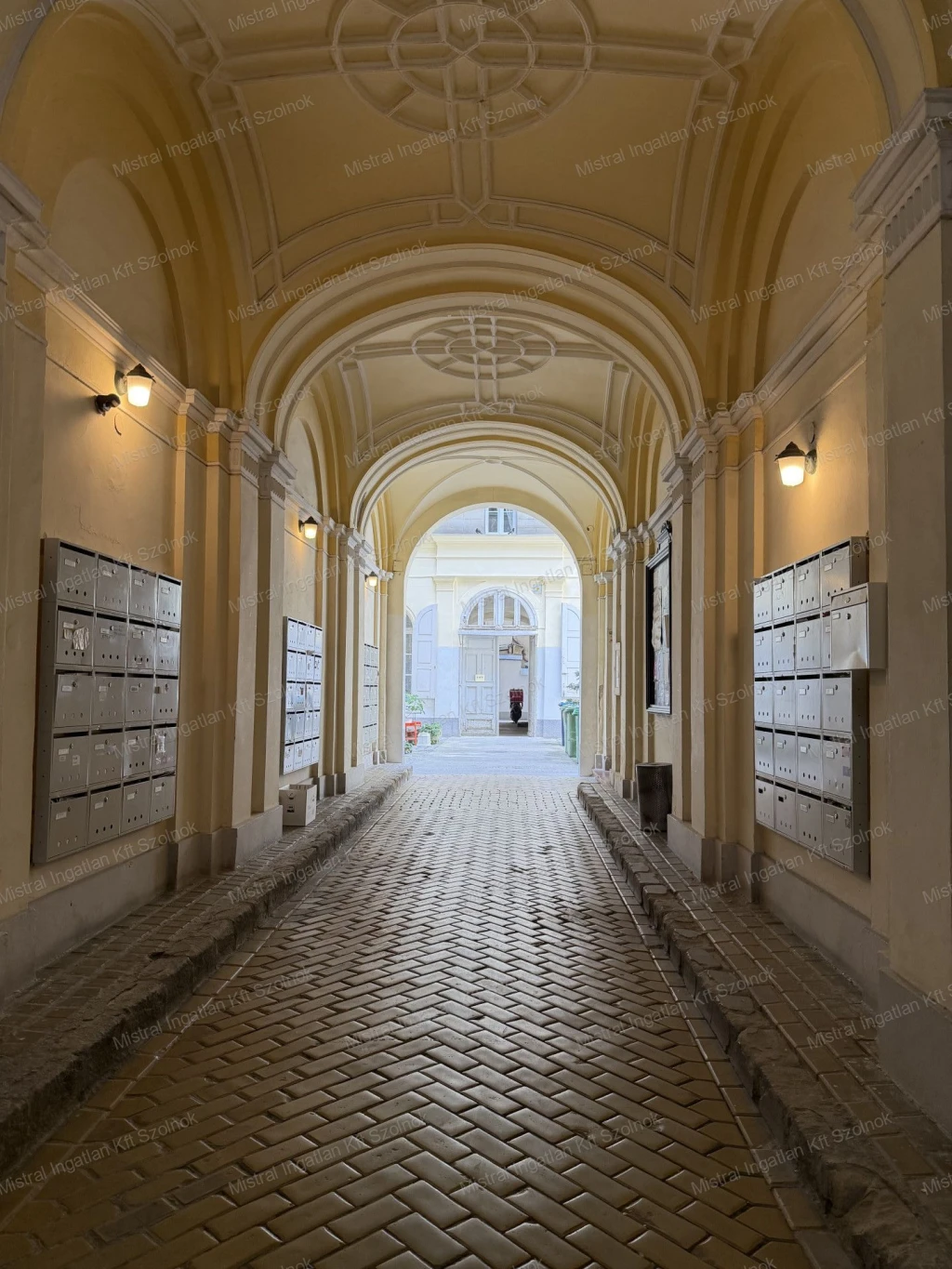 Eladó nagypolgári lakás a Nádor utcában!