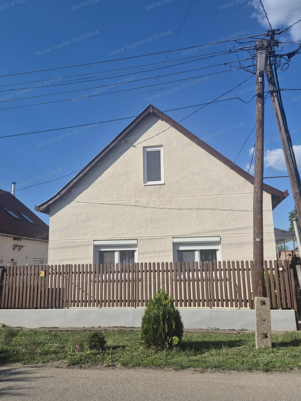 Szajol központjában családi ház eladó!
