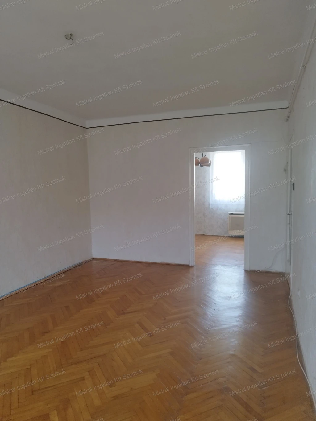 Vasútállomáshoz közeli lakás eladó!