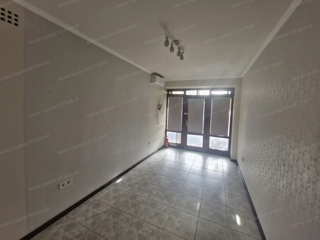 Szolnok belvárosában eladó egy 15 m2-es üzlethelyiség !