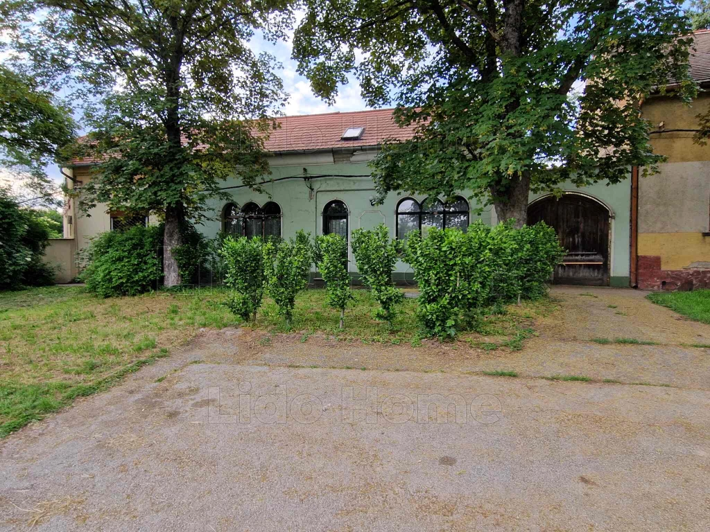 Székesfehérváron, a Halesz park szomszédságában eladó egy sok lehetőséget rejtő ikerházfél!