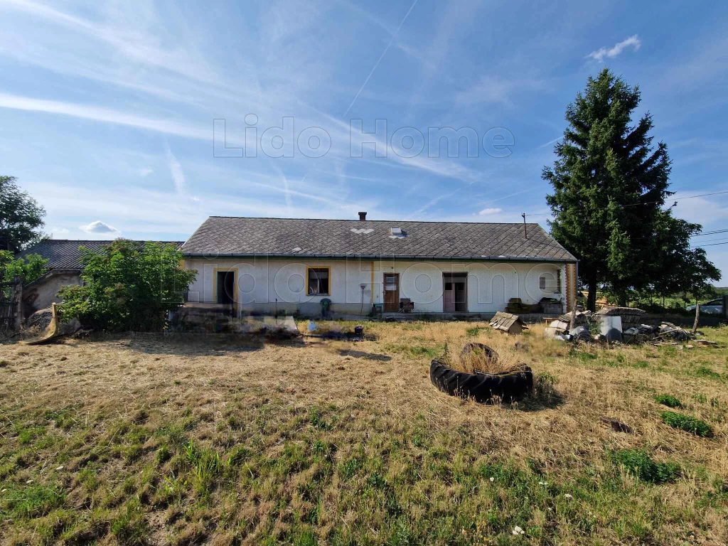 Jenőben, 2 szobás, nappalis felújítandó családi ház eladó.