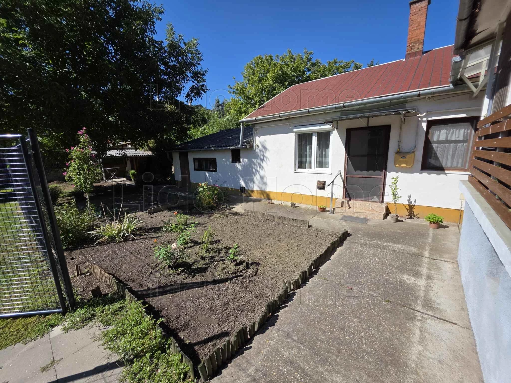 Eladó Székesfehérváron családi házzá alakított gazdasági épület saját kert résszel.