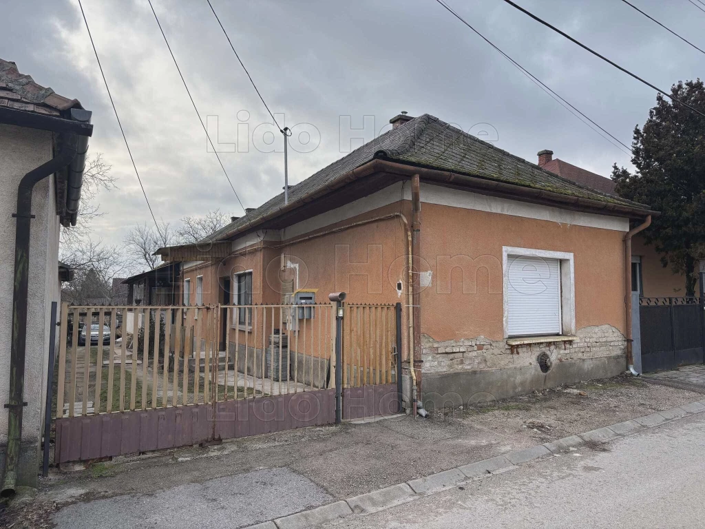 Felújítandó társasházi lakás eladó Székesfehérvár Maroshegyen