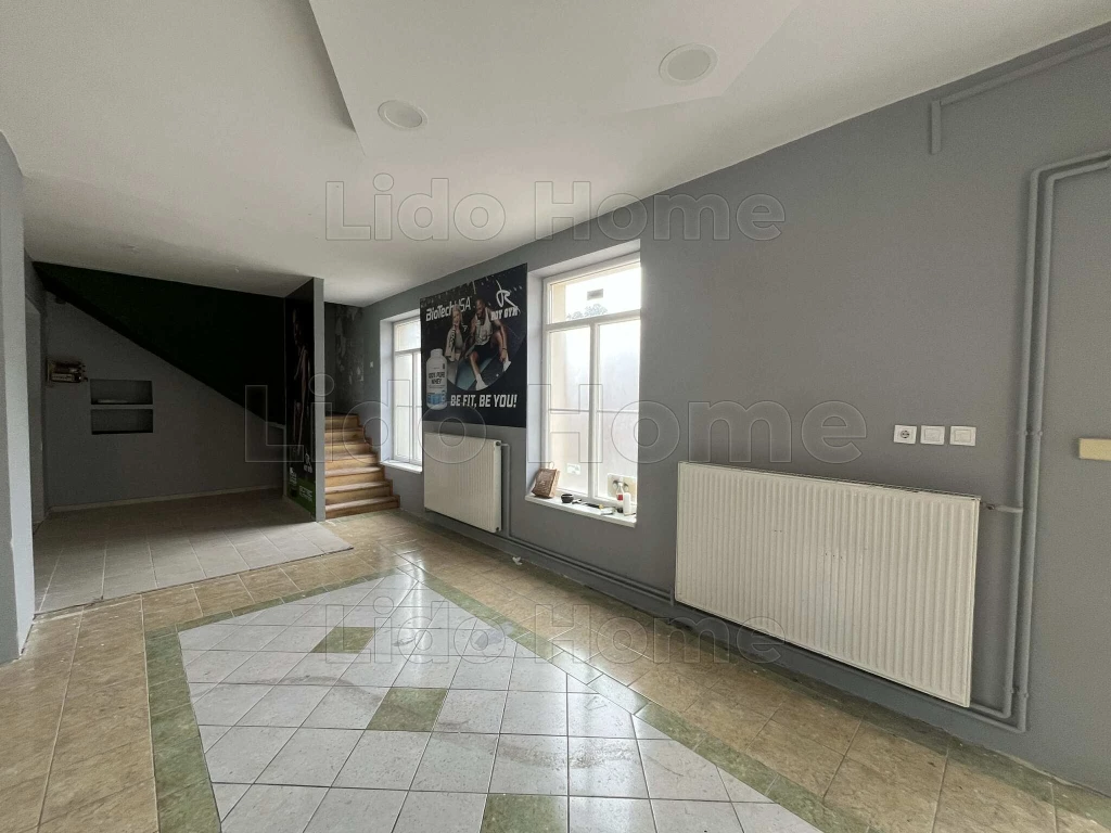 Udvari bejáratú üzlethelyiség eladó áron alul kiváló lokációval