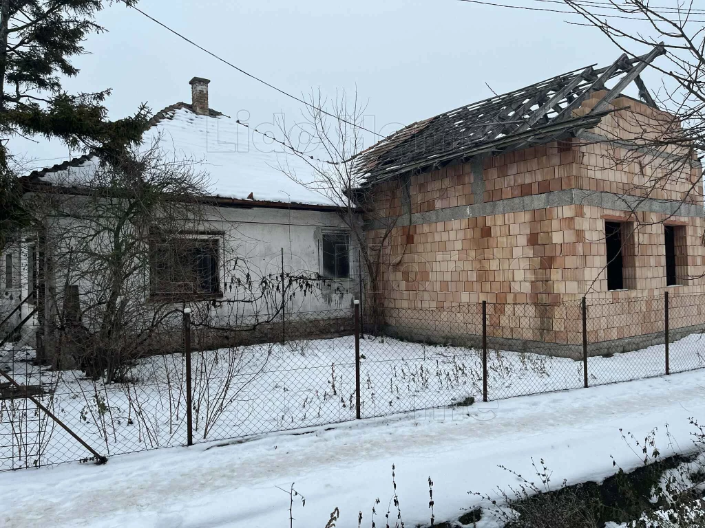 BEFEJEZÉSRE VÁRÓ NAGY ALAPTERÜLETŰ INGATLAN ELADÓ VÁRPALOTÁN KERTVÁROSI RÉSZEN