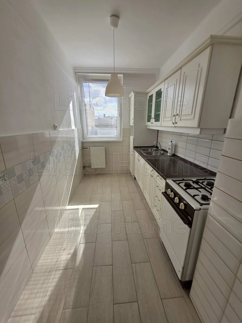 Székesfehérváron belvárosban kiadó 2 szobás lakás.