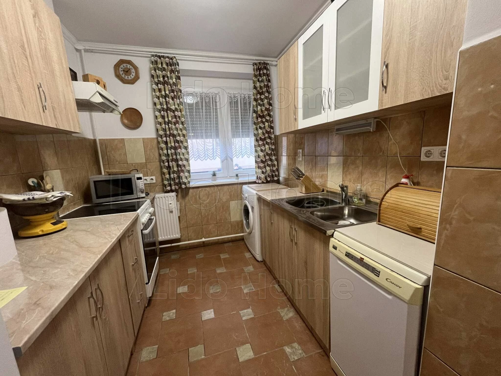 Hűtő-fűtő klímával felszerelt szigetelt lakás eladó Várpalota központjában