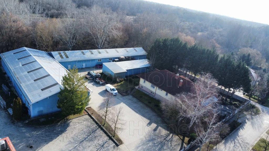 Komplex ipari telephely eladó Székesfehérváron –céggel, műhelyekkel, csarnokokkal, iroda és lakóházzal.