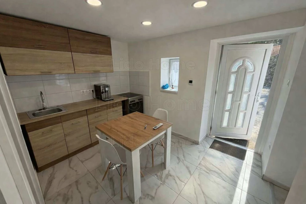 Panorámás kis ház a Bakony szívében – tökéletes pihenőhely vagy befektetés