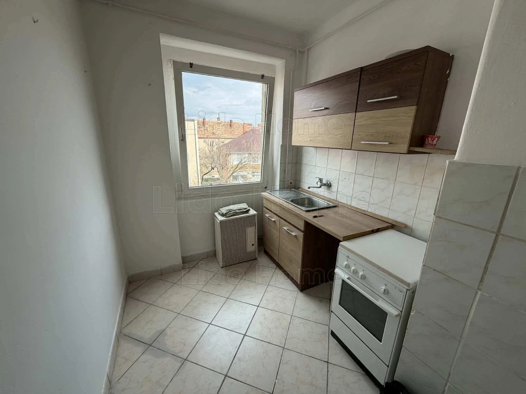 Eladó várpalotai tégla építésű társasházi lakás