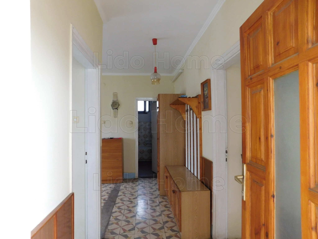 Panellakás árban eladó családi ház Tácon