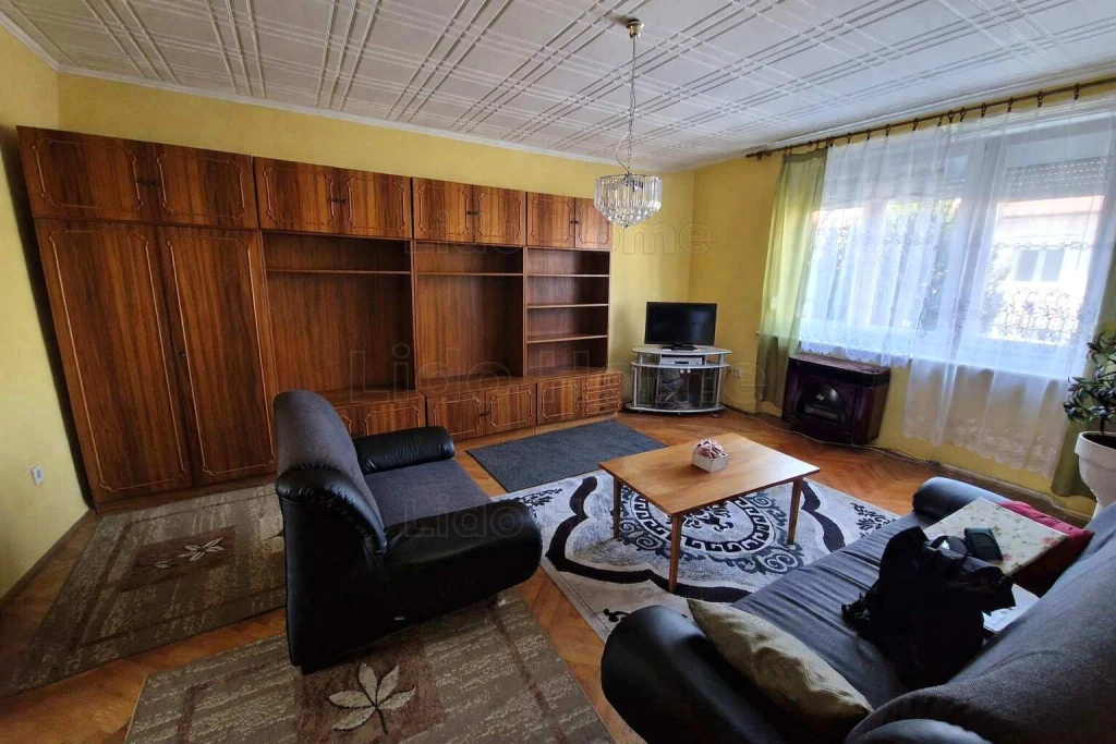 Eladó Maroshegyen egy téglaépítésű lakás saját kertrésszel, garázzsal!