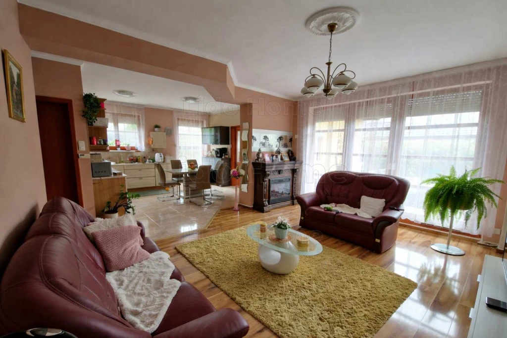 Eladó hangulatos, kertkapcsolatos lakás kiváló állapotban!