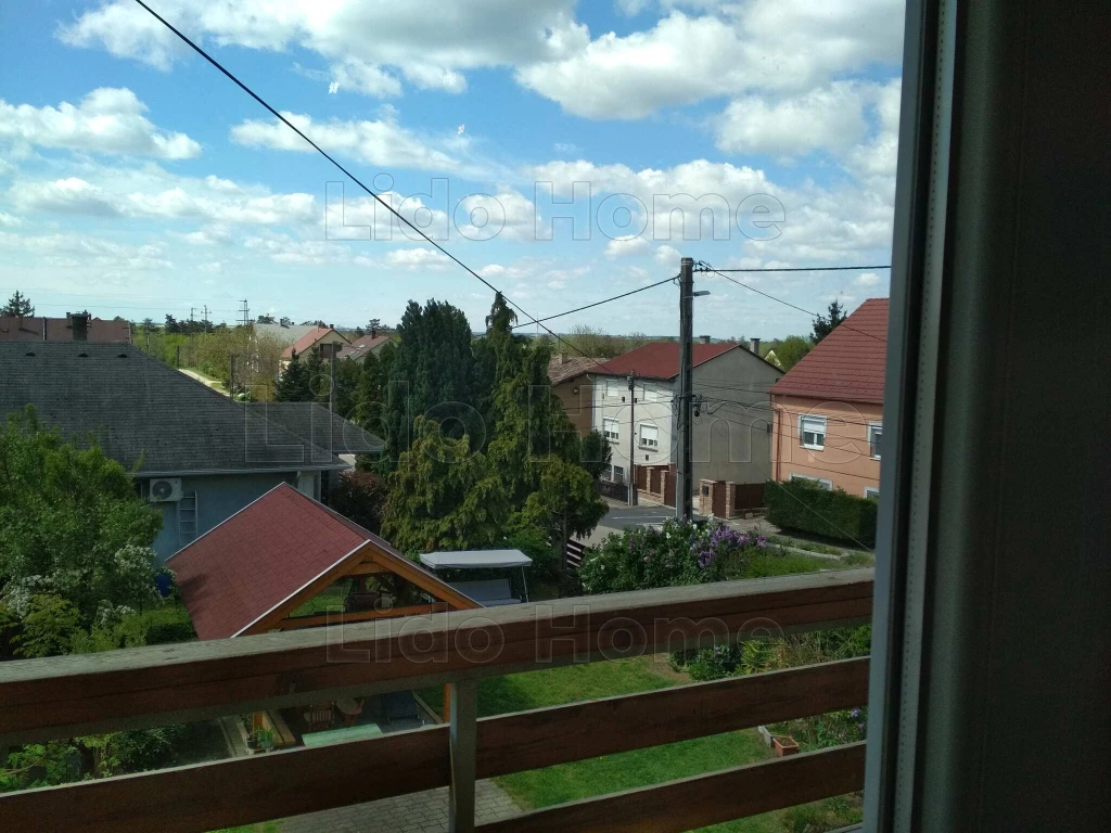 Székesfehérváron kertkapcsolatos, kétszintes társasházi lakás eladó az Őrhalmi szőlőkben