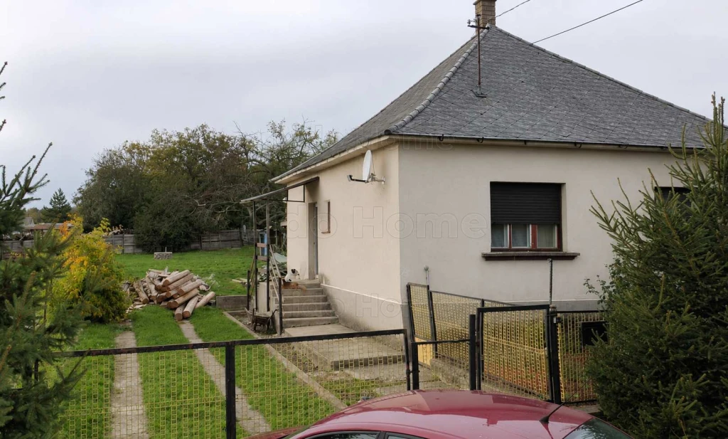 Jó elosztású családi ház eladó Dudaron amerikai konyhás nappalival