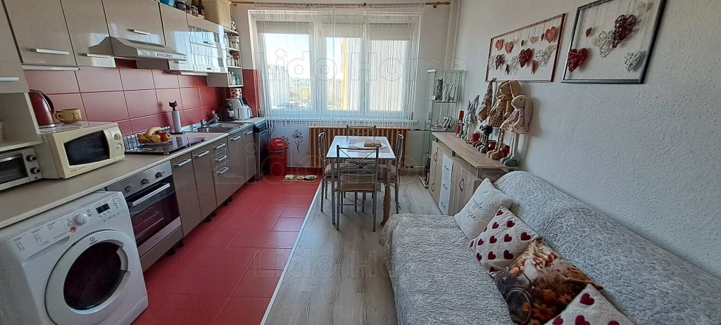 Belvárosi, napfényes, átalakított, 2,5 szobás panellakás eladó Székesfehérváron!