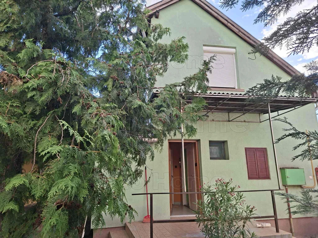 Eladó egy telken két külön álló családi ház Székesfehérváron