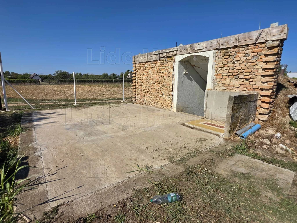 POLGÁRDI IPARTELEPEN 2249 M²-ES ZÁRTKERT ELADÓ PINCÉVEL, TÁROLÓVAL, ÁRAAMAL, FÚRT KÚTTAL!