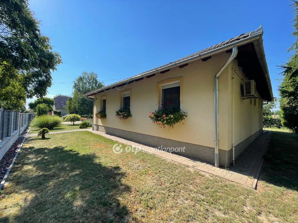 For sale house, Besnyő