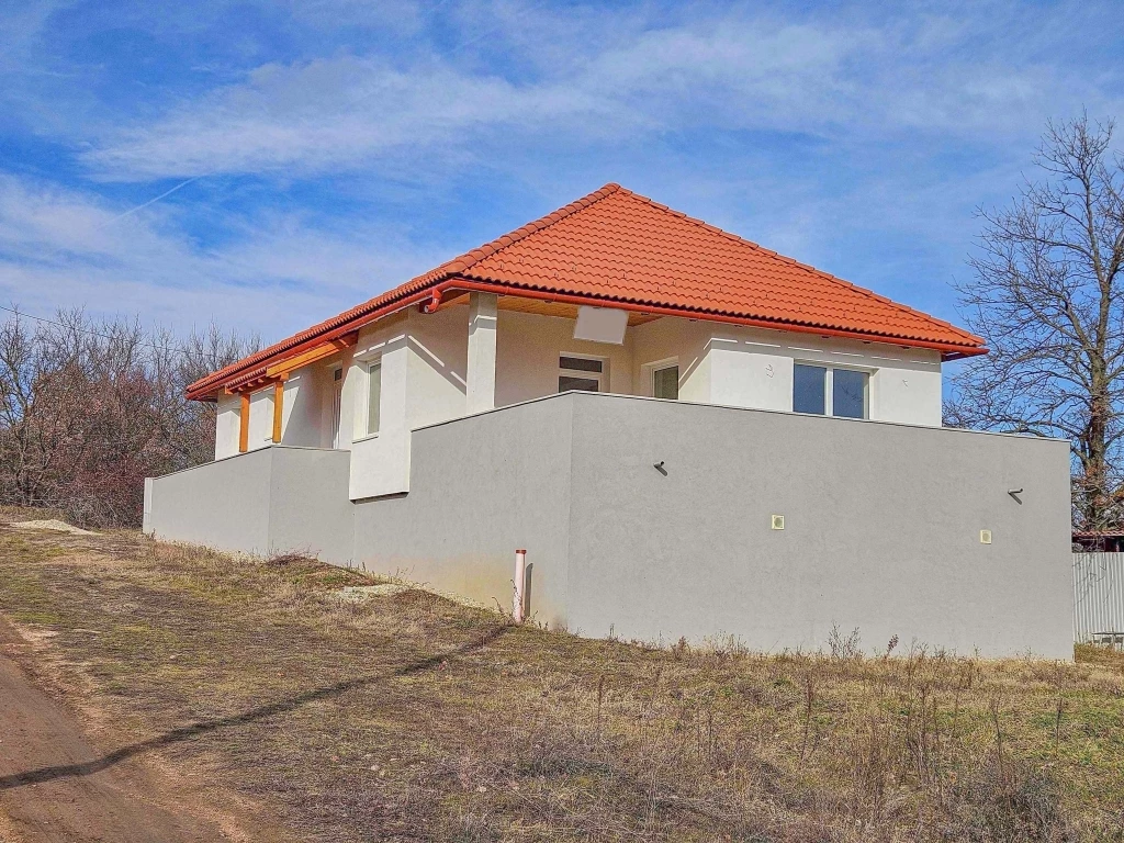 For sale house with a garden, Pákozd