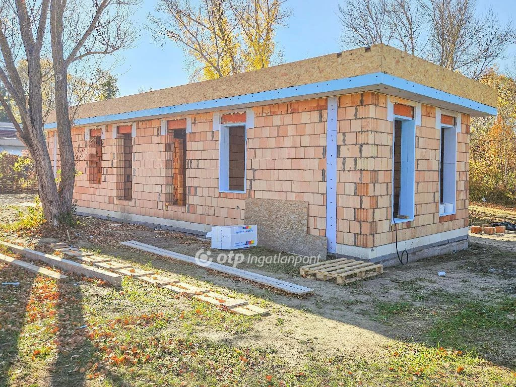 c3-1-name c2-2-name, Gárdony