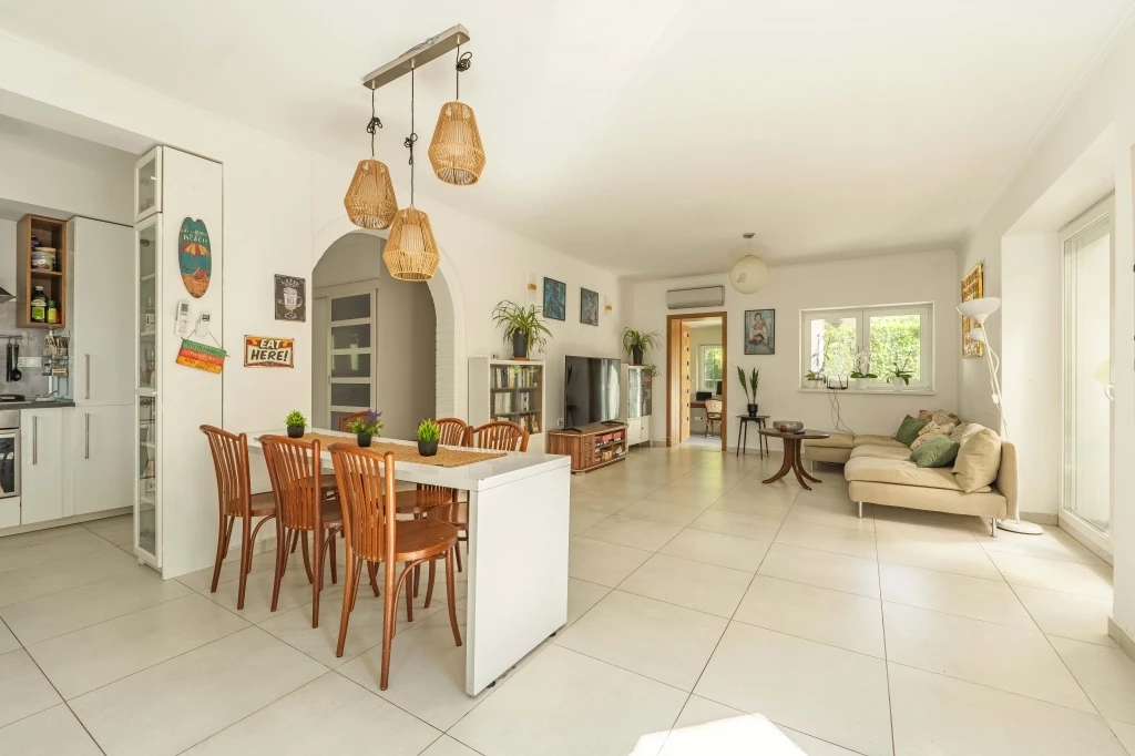 c3-1-name c2-1-name, Velence, Ófalu