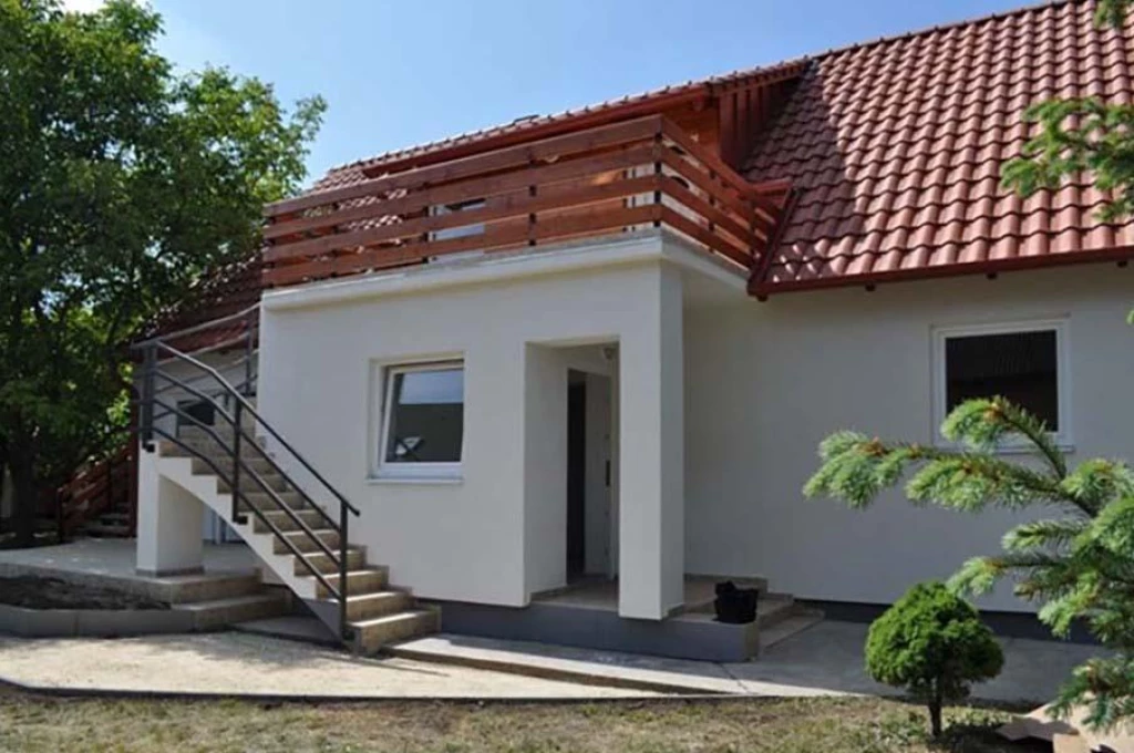 c3-1-name c2-1-name, Gárdony