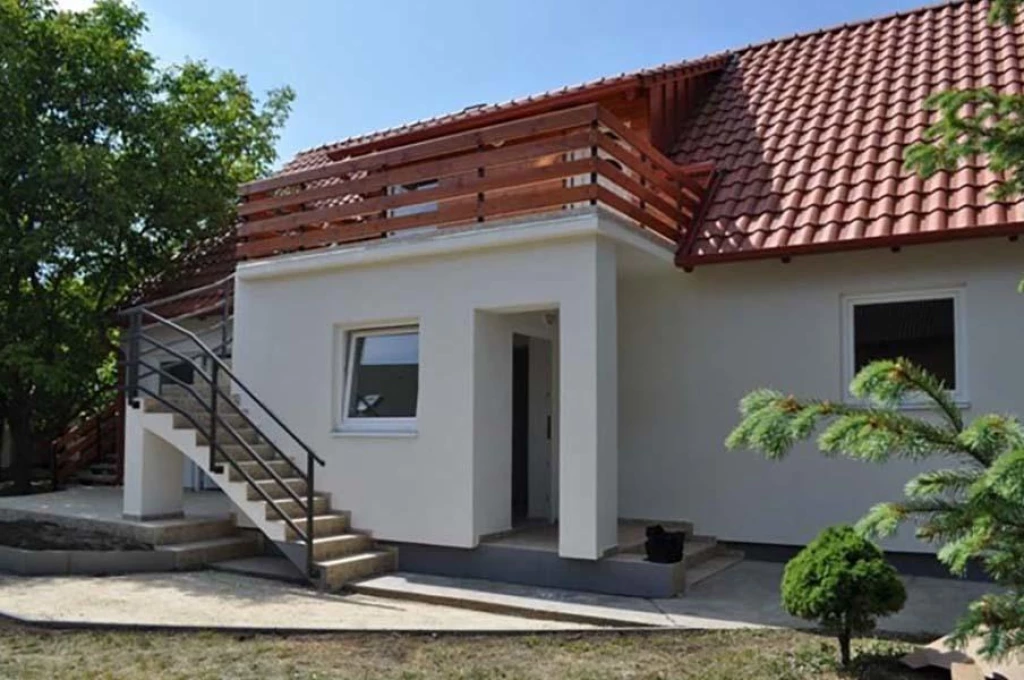 c3-1-name c2-1-name, Gárdony, Agárd