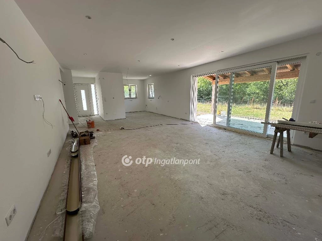 Eladó Ház, Besnyő