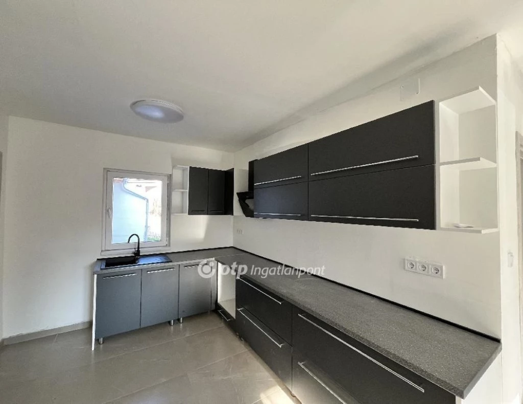 Eladó Ház, Előszállás