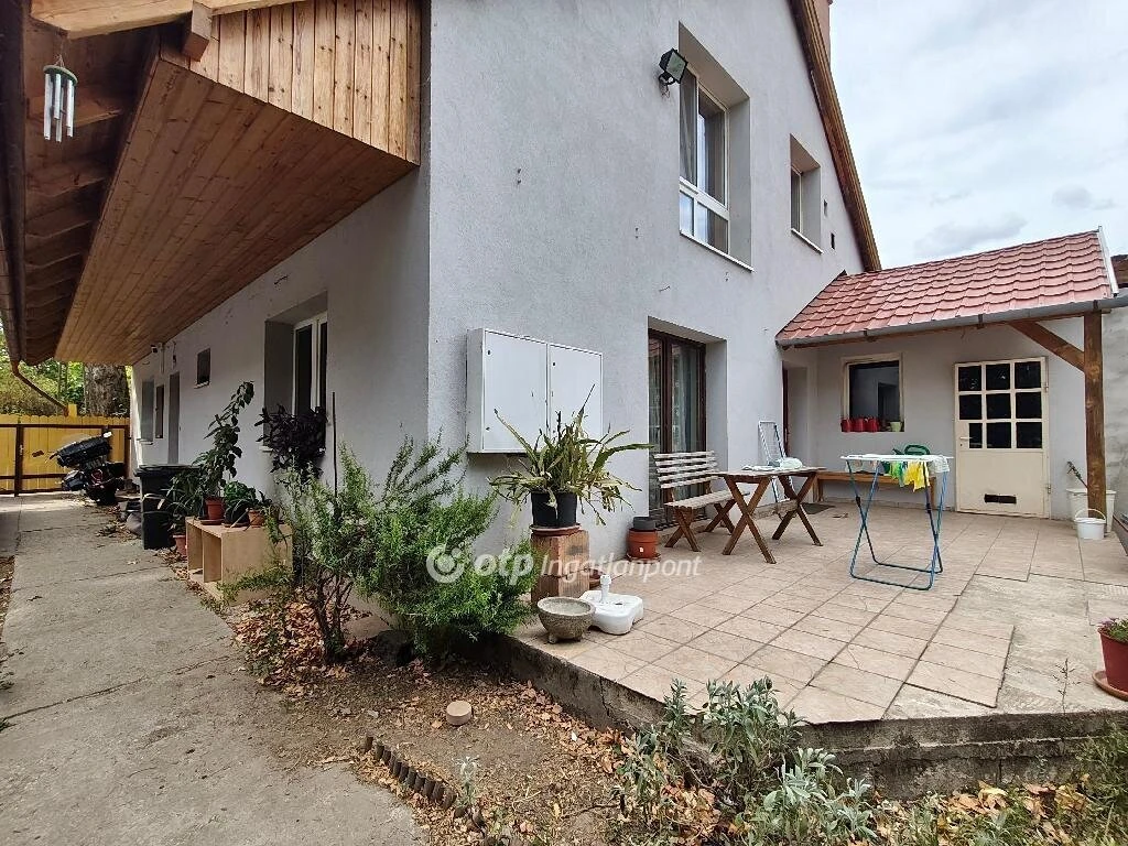 Eladó Lakás, Beloiannisz
