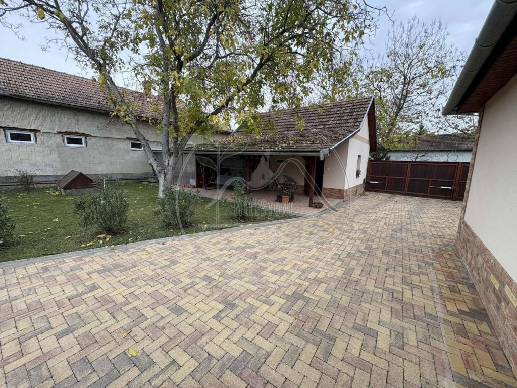 Tótkomlóson eladó egy nagyon szépen felújított családi ház!