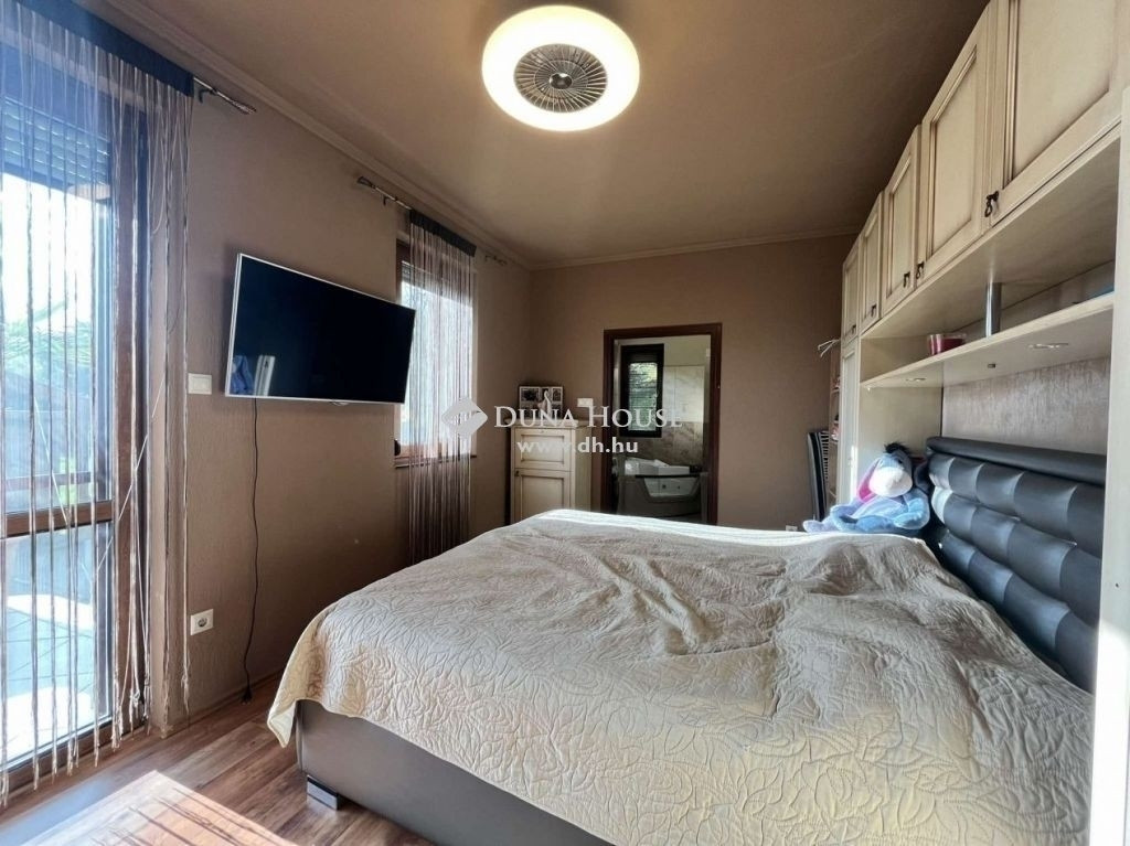 5 bed · 300m² · Ház- házrész