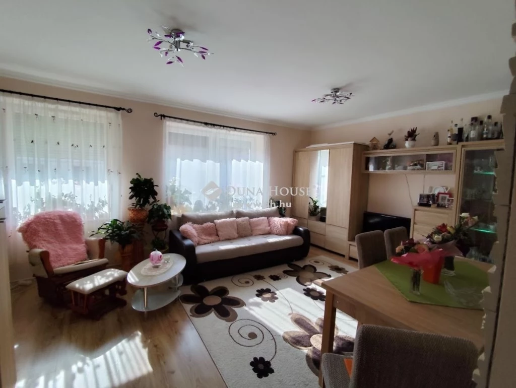 Eladó Kiskunfélegyházán modern 48nm-es nappali plusz 1 szobás földszinti lakás.