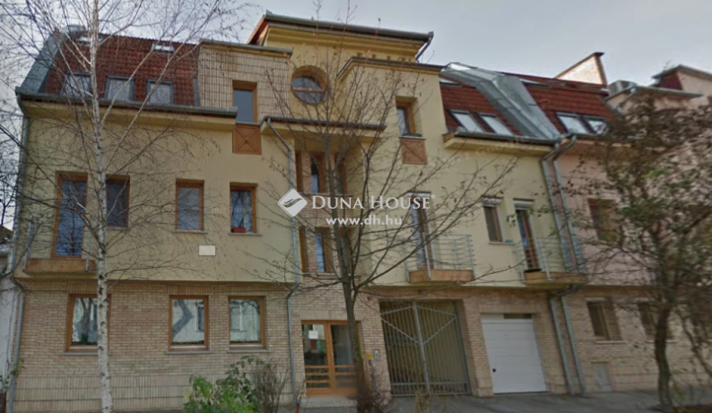 6000 Kecskemét - Piac melletti utcában, nagy lakás, erkéllyel, autóbeállóval