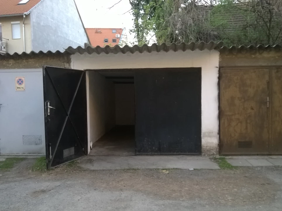Kiadó egyedi garázs, Pécs