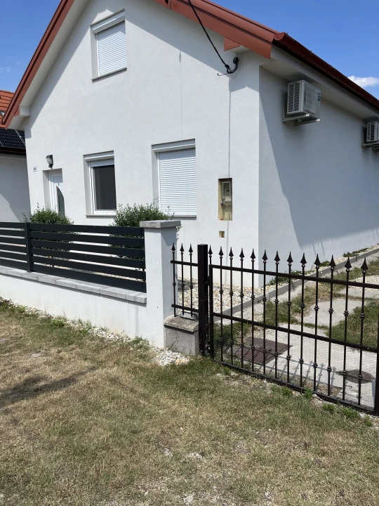 Eladó kertes ház, Lipót