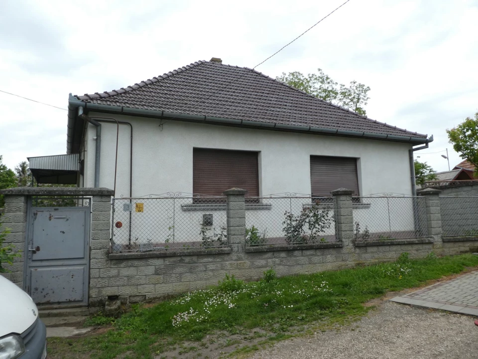 Dunaszentbenedeken komfortos családi ház két utcára nyíló telekkel eladó!