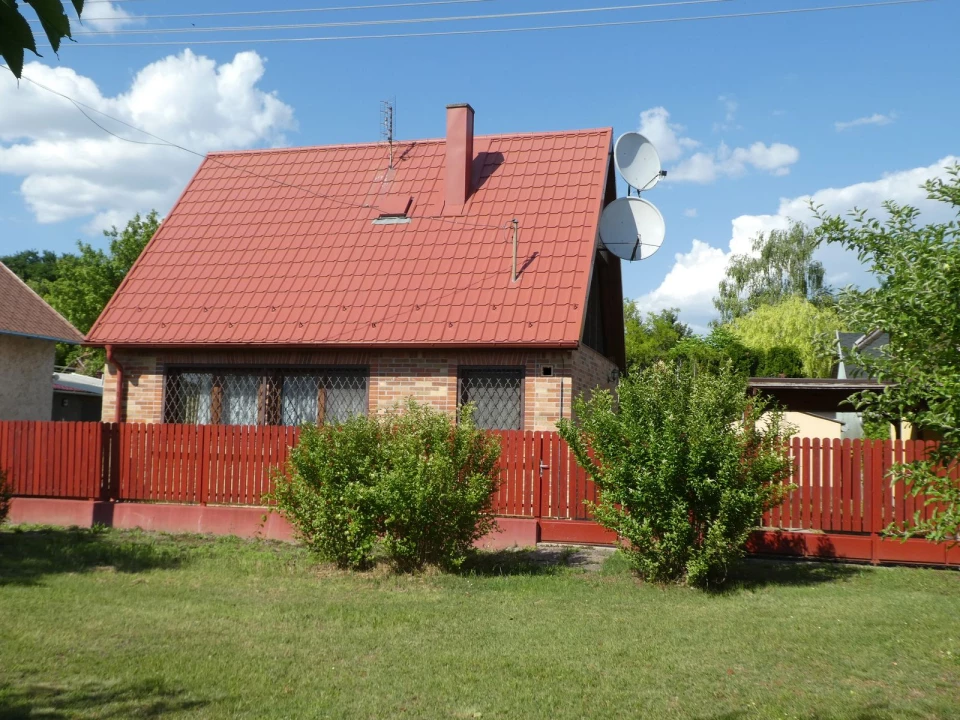 A Szelidi tónál igényes, téliesített hétvégi ház eladó!