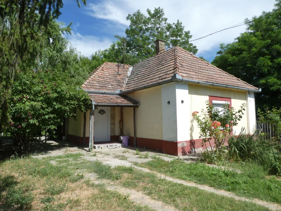 Dunaszentbenedeken központhoz közeli zsákutcában összkomfortos családi ház eladó!