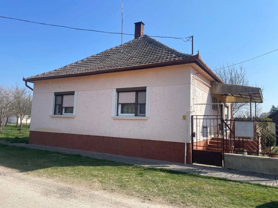 Dunaszentbenedeken összkomfortos családi ház a Dunától 500 m-re eladó!