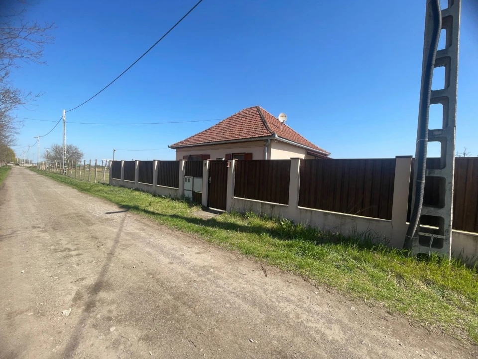 Homokmégyen faluszéli "szomszédmentes" családi ház eladó!