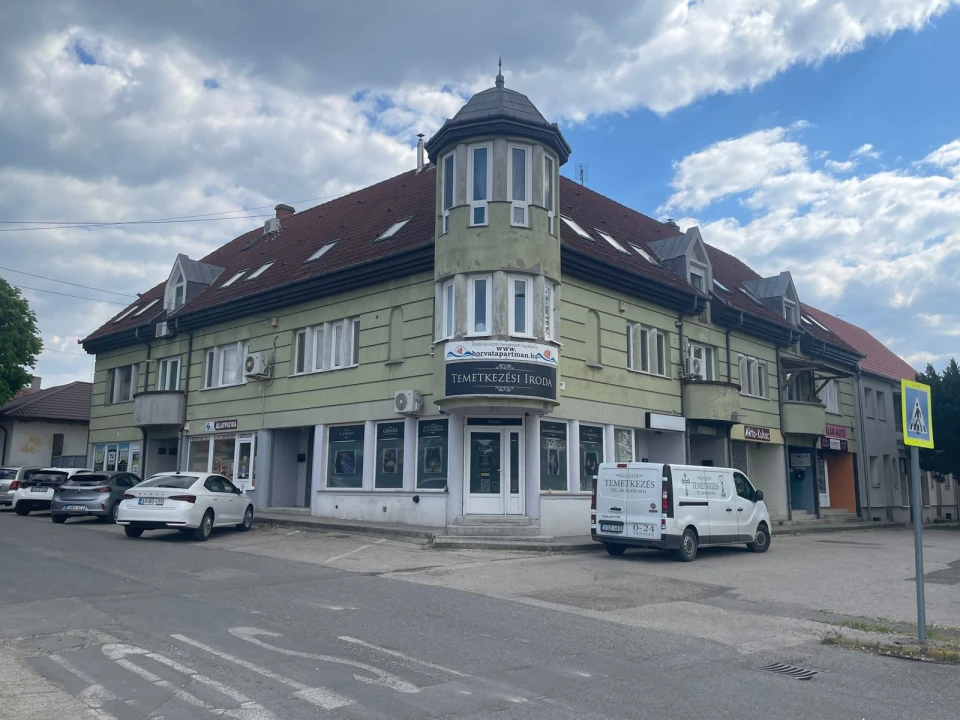 Kalocsán több célra hasznosítható központi elhelyezkedésű lakás eladó!