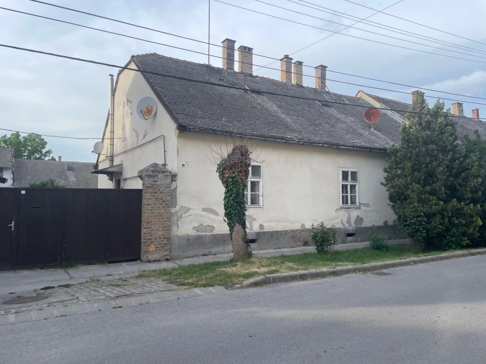 Eladó téglalakás, Kalocsa