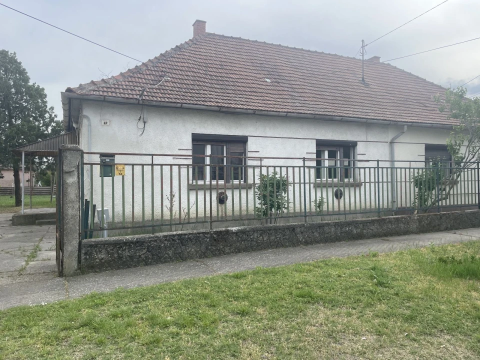 Kalocsán nagyon jó elhelyezkedésű felújítandó lakóház eladó!